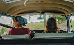 Deux jeunes dans une voiture